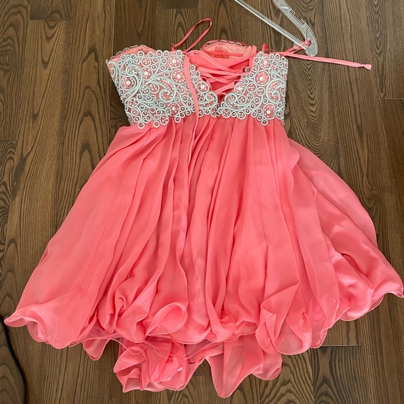 Short formalwear dress with sweetheart neckline, only worn twice. Size 8. - Picture 2 of 3